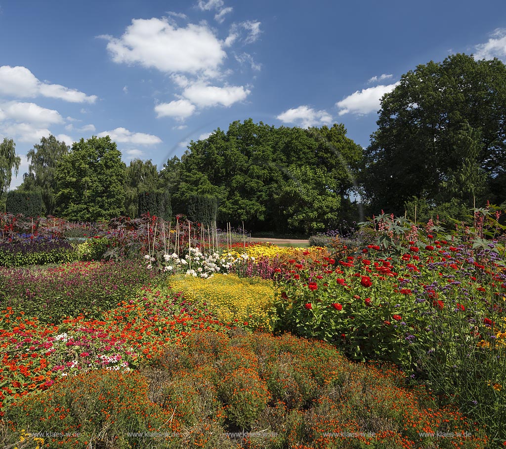 Moenchengladbach, Bunter Garten, botaniscer Garten im Stadtzentrum, bluehende Beete; Moenchengladbach, botanical garden in town center with blooming bed.