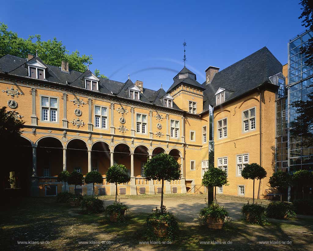 Rheydt, Mnchengladbach, Moenchengladbach, Niederrhein, Landschaftsverband Rheinland, Regierungsbezirk Dsseldorf, Blick auf Renaissance-Schloss Rheydt in Frhlingslandschaft, Fruehlingslandschaft mit Arkadenhof