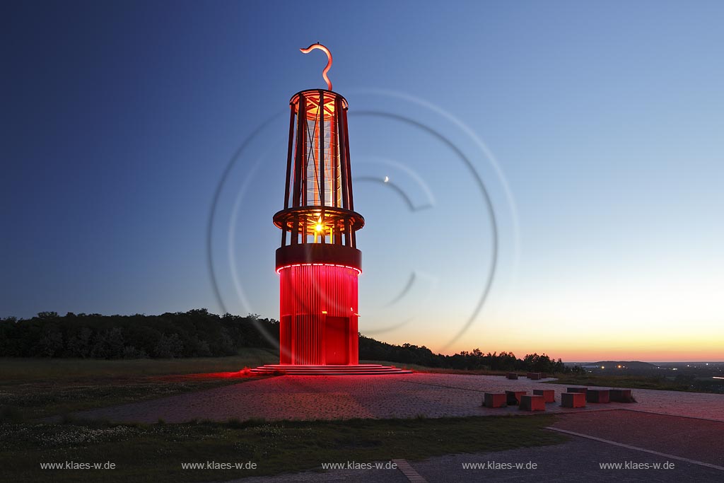 Moers Meerbeck, Halde Rheinpreussen, das Geleucht, ein weithin sichtbarer ca. 30 m hoher Lichtturm, welcher in seiner Form an die Grubenlampe erinnert, von Otto Piene; Moers Meerbeck, burden dump Halde Rheinpreussen, das Geleucht by Otto Piene.