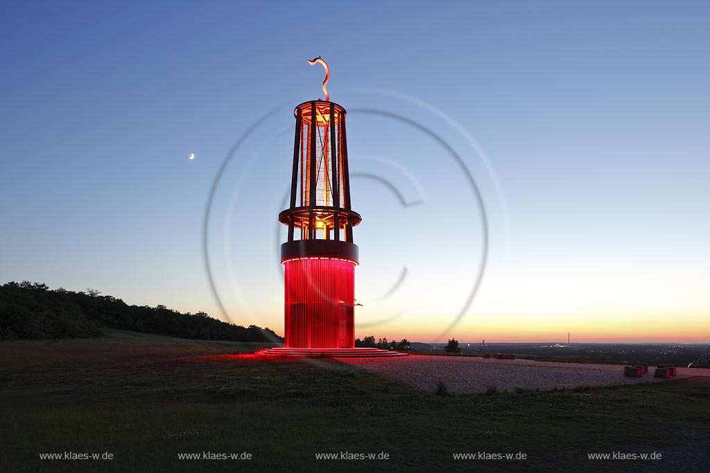 Moers Meerbeck, Halde Rheinpreussen, das Geleucht, ein weithin sichtbarer ca. 30 m hoher Lichtturm, welcher in seiner Form an die Grubenlampe erinnert, von Otto Piene; Moers Meerbeck, burden dump Halde Rheinpreussen, das Geleucht by Otto Piene.