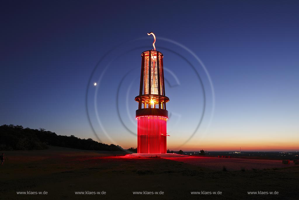 Moers Meerbeck, Halde Rheinpreussen, das Geleucht, ein weithin sichtbarer ca. 30 m hoher Lichtturm, welcher in seiner Form an die Grubenlampe erinnert, von Otto Piene; Moers Meerbeck, burden dump Halde Rheinpreussen, das Geleucht by Otto Piene.