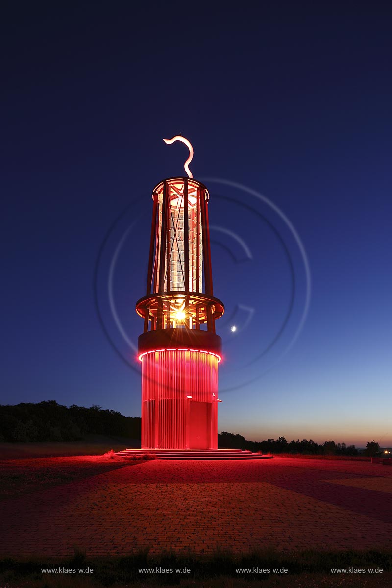 Moers Meerbeck, Halde Rheinpreussen, das Geleucht, ein weithin sichtbarer ca. 30 m hoher Lichtturm, welcher in seiner Form an die Grubenlampe erinnert, von Otto Piene; Moers Meerbeck, burden dump Halde Rheinpreussen, das Geleucht by Otto Piene.