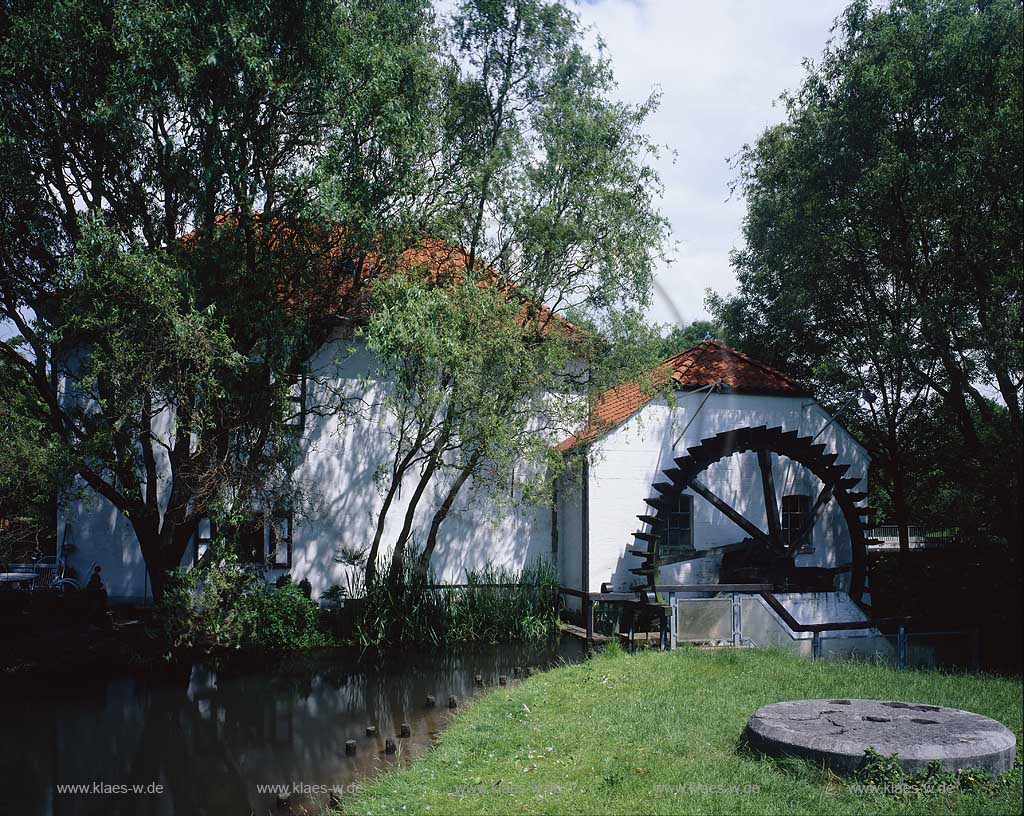 Moers, Kreis Wesel, Niederrhein, Regierungsbezirk Dsseldorf, Blick auf alte Mhle, Muehle mit Mhlteich, Muehlteich in Sommerlandschaft  