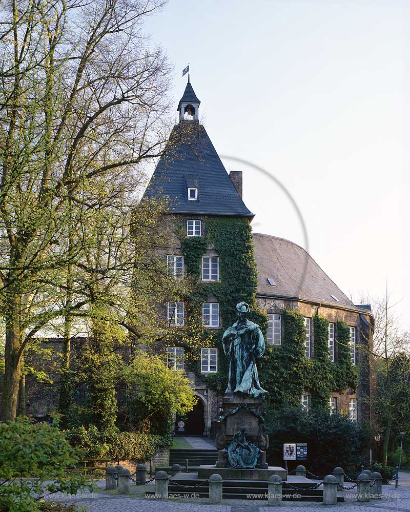 Moers, Kreis Wesel, Niederrhein, Regierungsbezirk Dsseldorf, Blick auf Moerser Schloss  Portal mit Statue der Luise Henriette von Oranien des Bildhauers Heinrich Baucke