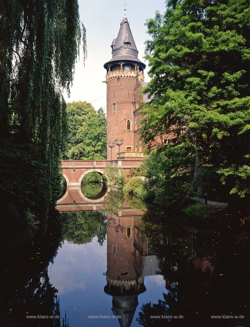 Nettetal, Kreis Viersen, Niederrhein, Regierungsbezirk Dsseldorf, Blick auf Schloss Krickenbeck mit Wassergraben, Brcke, Bruecke und Spiegelbild