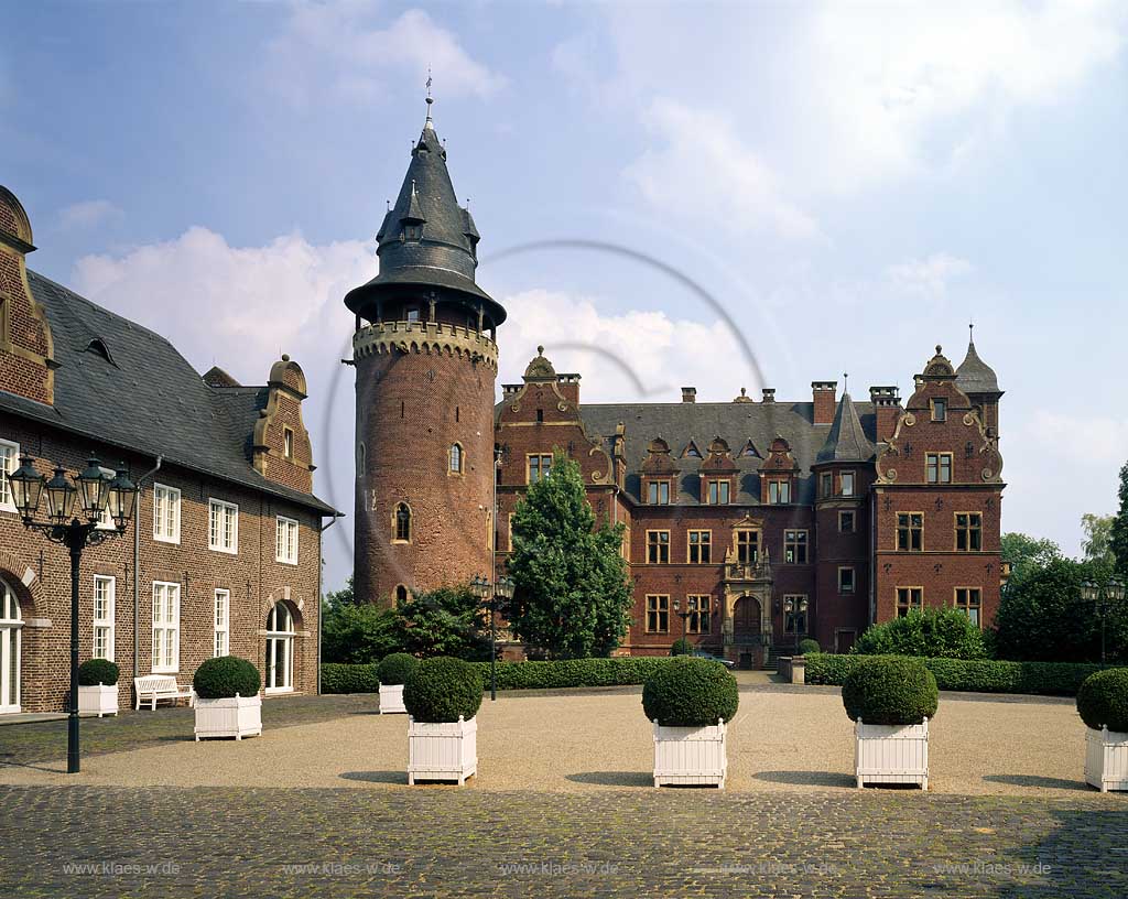 Nettetal, Kreis Viersen, Niederrhein, Regierungsbezirk Dsseldorf, Blick auf Schloss Krickenbeck und Schlosshof mit Nebengebaeude, Nebengebude