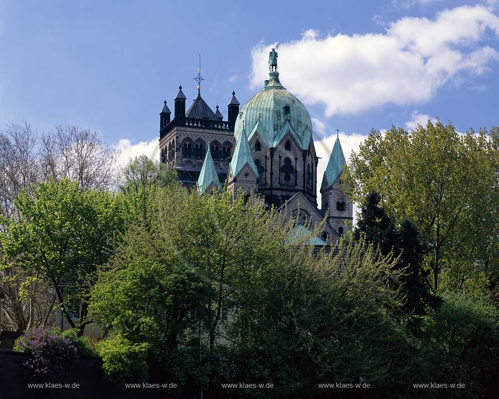 Neuss, Rhein-Kreis Neuss, Niederrhein, Regierungsbezirk Dsseldorf, Blick zum St. Quirinus Mnster, Muenster, Sptromanische; Spaetromanische Kirche, in Frhlingslandschaft, Fruehlingslandschaft  