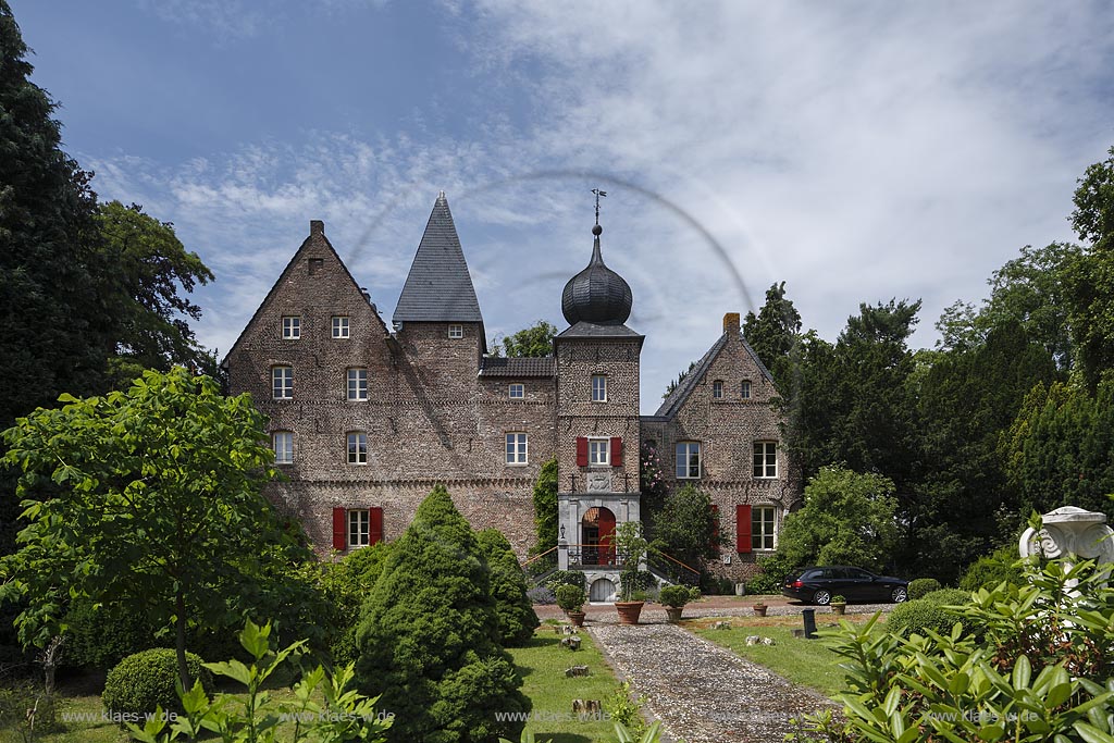 Niederkruechten-Elmpt, Blick auf Haus Elmpt mit Torturm und Garten; Niederkruechten Elmpt, view to house Haus Elmpt with tower Torturm and garden.