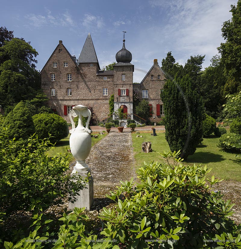 Niederkruechten-Elmpt, Blick auf Haus Elmpt mit Torturm und Garten; Niederkruechten Elmpt, view to house Haus Elmpt with tower Torturm and garden.