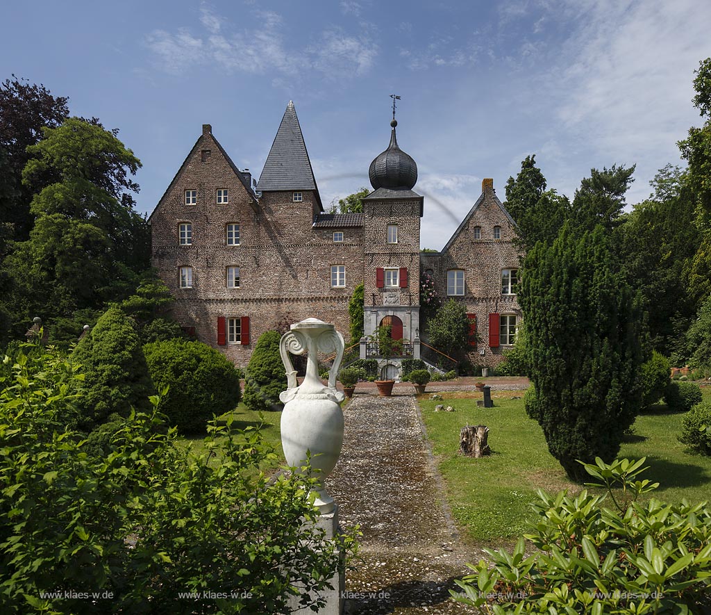 Niederkruechten-Elmpt, Blick auf Haus Elmpt mit Torturm und Garten; Niederkruechten Elmpt, view to house Haus Elmpt with tower Torturm and garden.