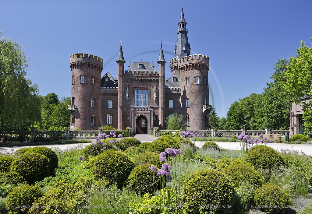 Bedburg-Hau,Wasserschloss Schloss Moyland, Westseite; Bedburg-Hau, moated castle Schloss Moyland, west side.
