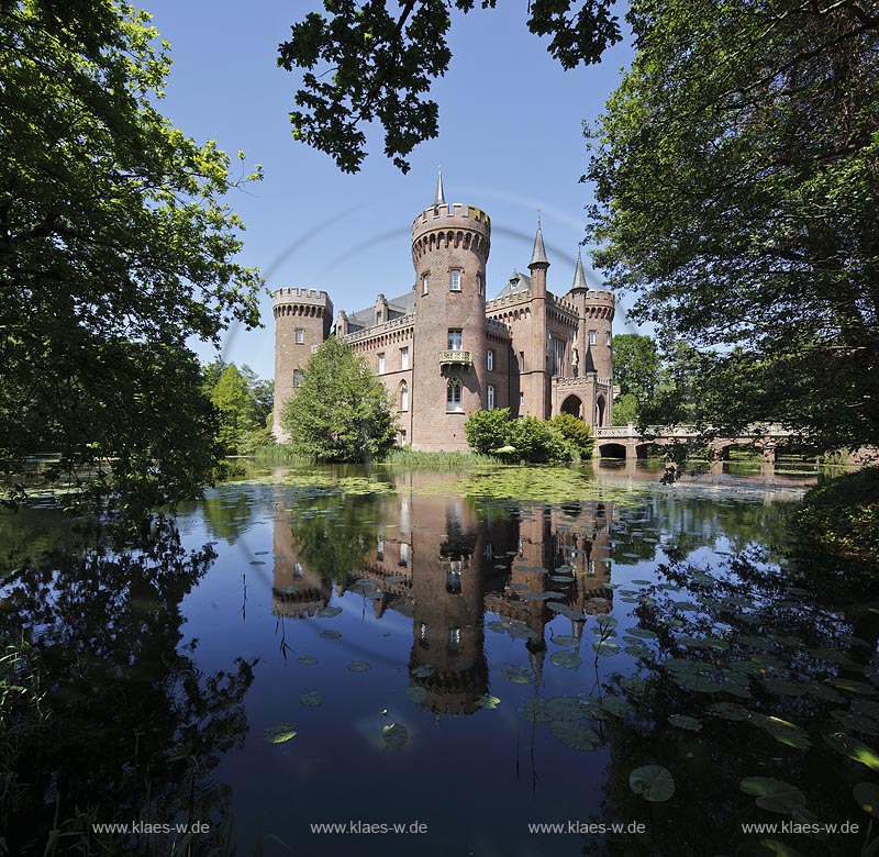 Bedburg-Hau, Wasserschloss Schloss Moyland, Ostseite, Ostansicht mit Spiegelbild; Bedburg-Hau, moated castle Schloss Moyland, east side with mirror image.