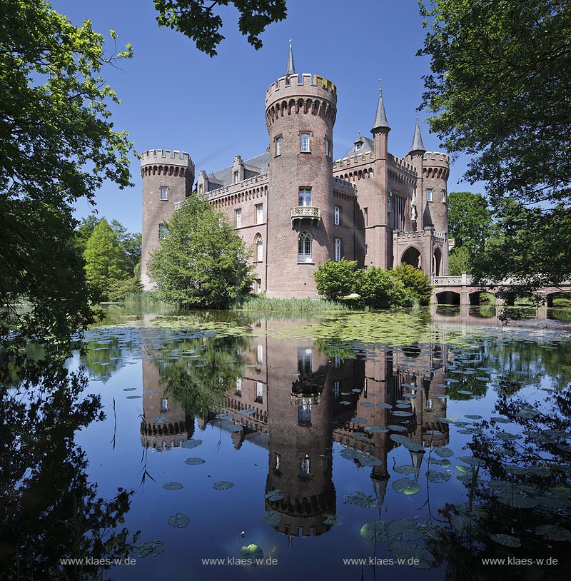 Bedburg-Hau, Wasserschloss Schloss Moyland, Ostseite, Ostansicht mit Spiegelbild; Bedburg-Hau, moated castle Schloss Moyland, east side with mirror image.
