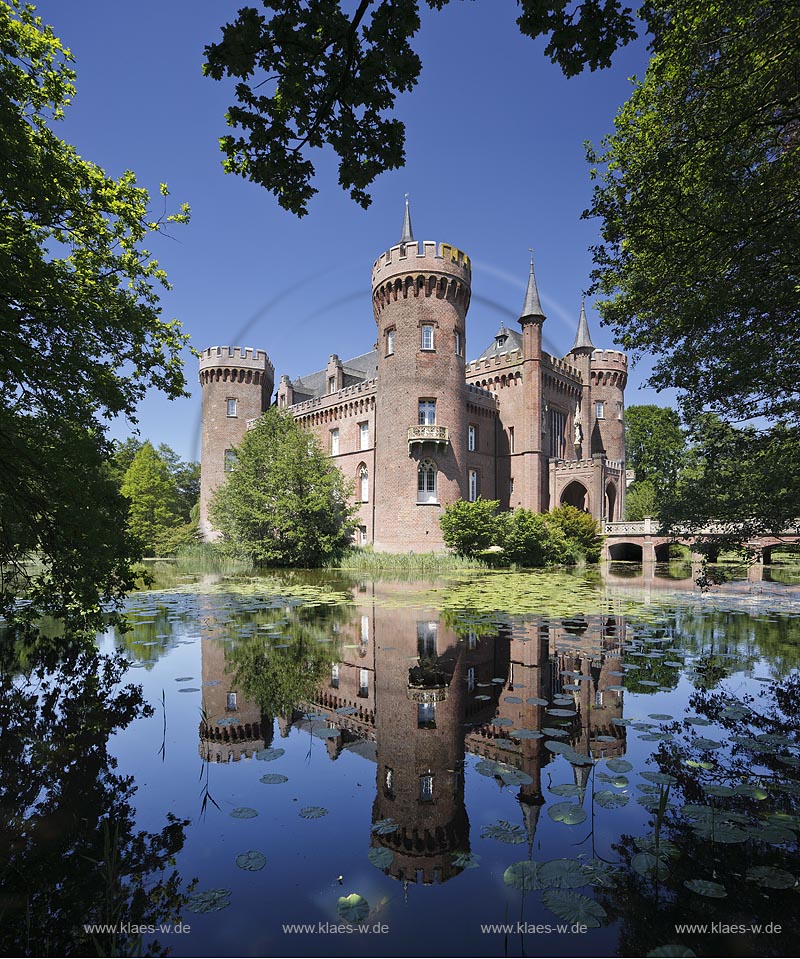 Bedburg-Hau, Wasserschloss Schloss Moyland, Ostseite, Ostansicht mit Spiegelbild; Bedburg-Hau, moated castle Schloss Moyland, east side with mirror image.