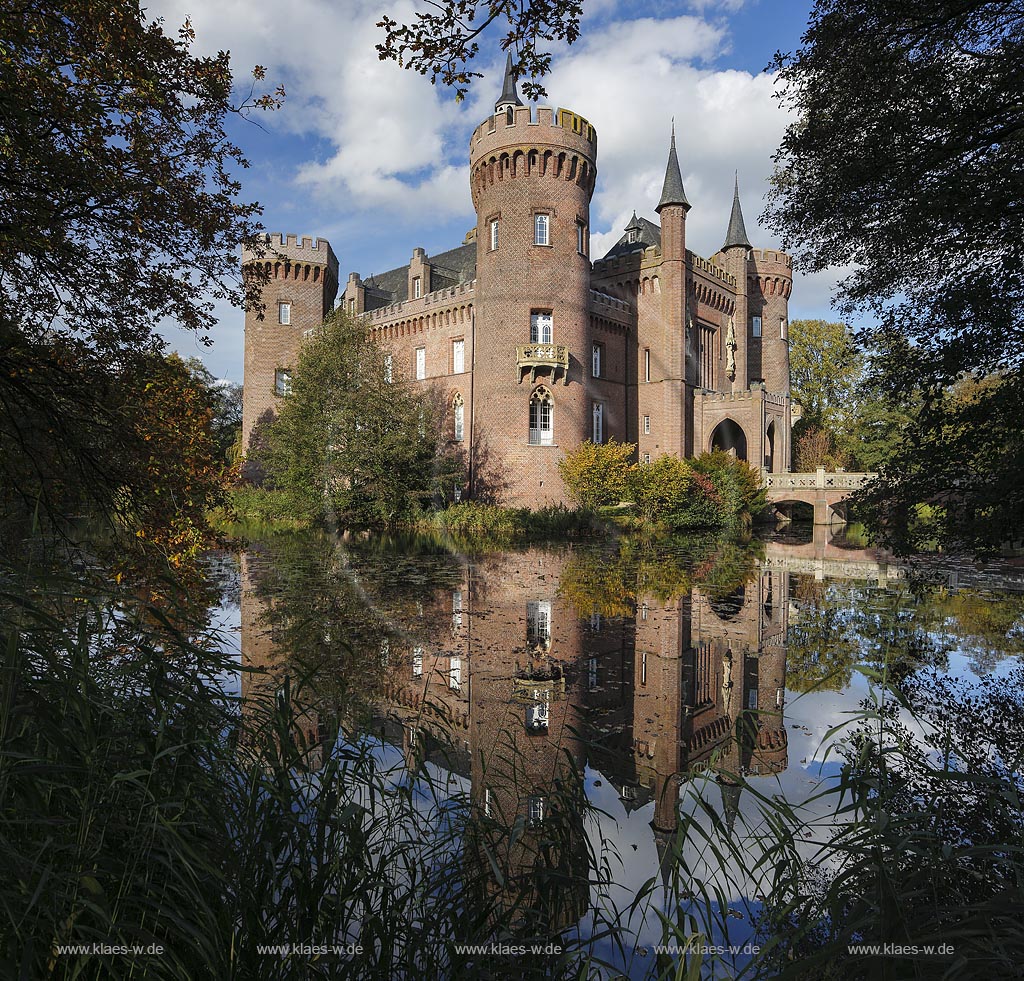 Bedburg-Hau, Blick auf Wasserschloss Schloss Moyland mit Wassergraben; Bedburg-Hau, view to moated castle Schloss Moyland with moat.