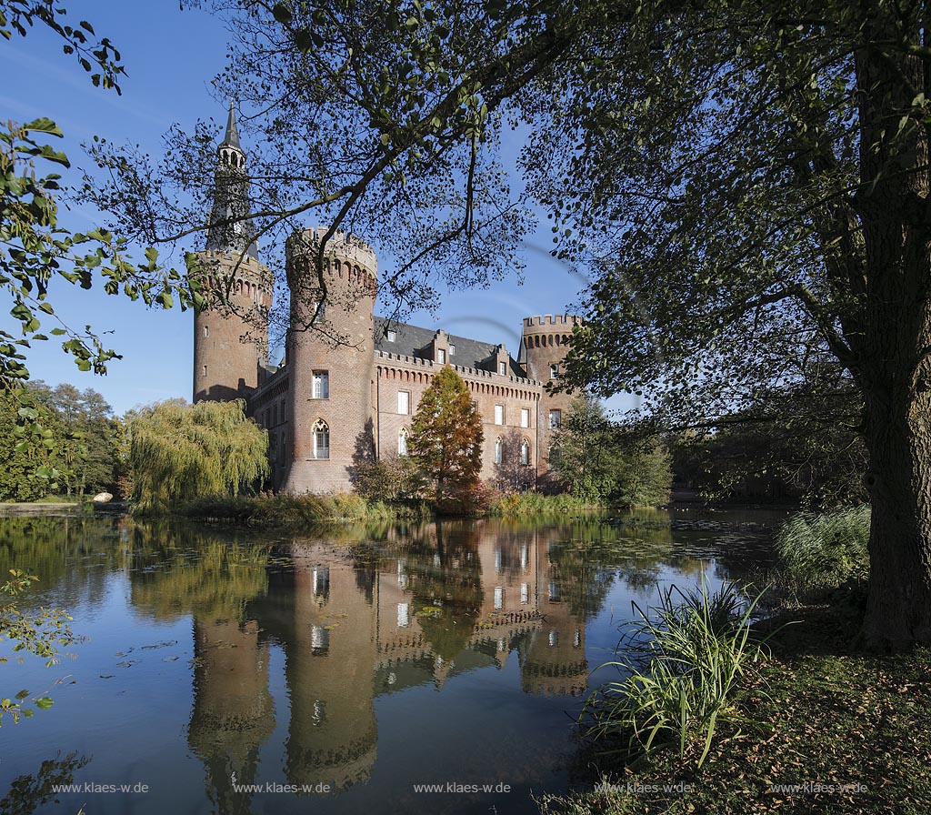 Bedburg-Hau, Blick auf Wasserschloss Schloss Moyland mit Wassergraben; Bedburg-Hau, view to moated castle Schloss Moyland with moat.