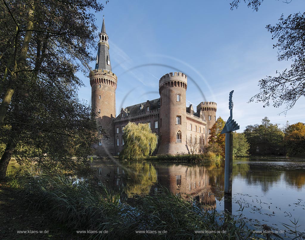 Bedburg-Hau, Blick auf Wasserschloss Schloss Moyland mit Wassergraben; Bedburg-Hau, view to moated castle Schloss Moyland with moat.