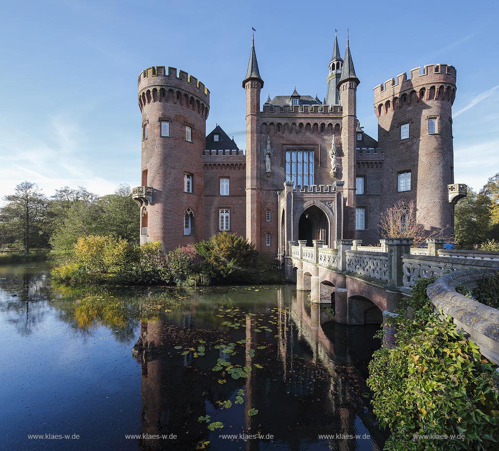 Bedburg-Hau, Blick auf Wasserschloss Schloss Moyland mit Wassergraben; Bedburg-Hau, view to moated castle Schloss Moyland with moat.