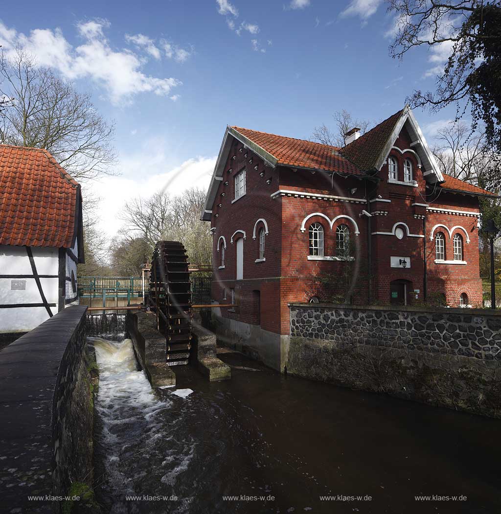 Dinslaken Hiesfeld Muehlenmuseum Wassermuehle im Fruehling mit Wasserad, kahle Baeume; Dinslaken-Hiesfeld museum water mill with mill wheel in springtime