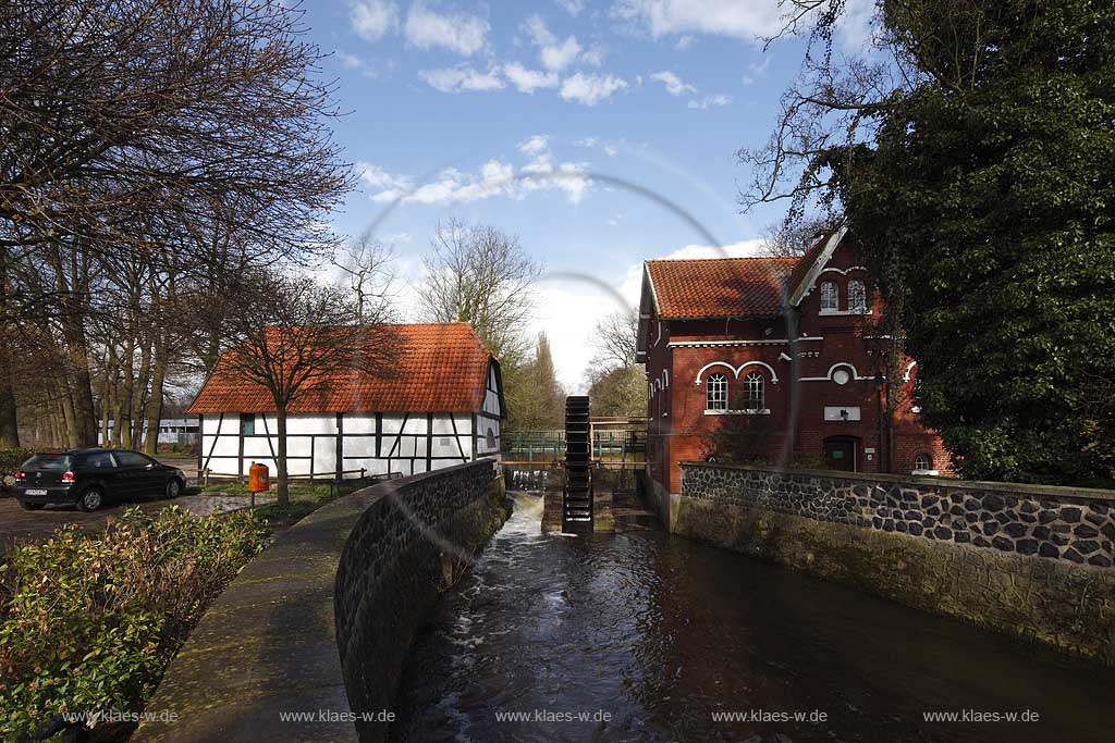 Dinslaken Hiesfeld Muehlenmuseum Wassermuehle im Fruehling mit Wasserad, kahle Baeume; Dinslaken-Hiesfeld museum water mill with mill wheel in springtime