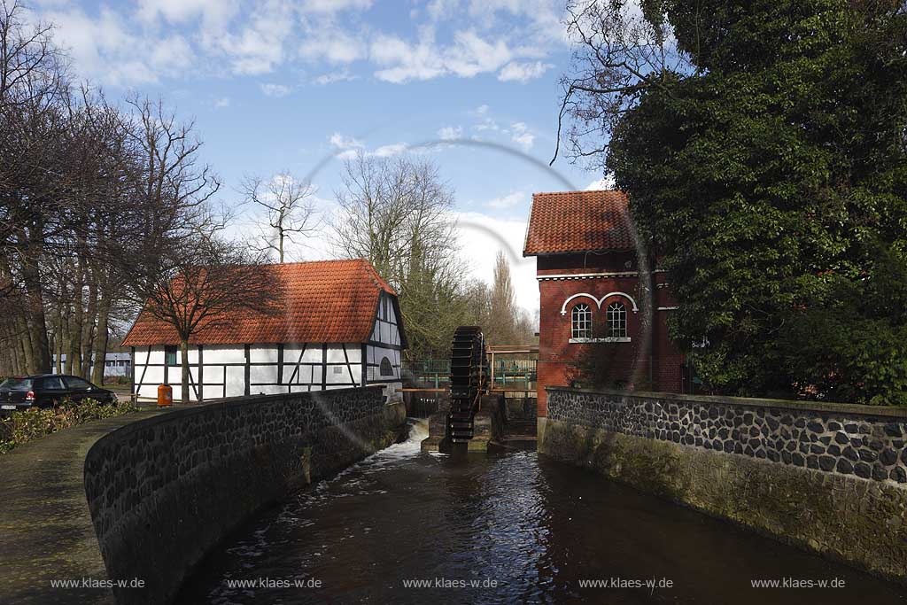 Dinslaken Hiesfeld Muehlenmuseum Wassermuehle im Fruehling mit Wasserad, kahle Baeume; Dinslaken-Hiesfeld museum water mill with mill wheel in springtime