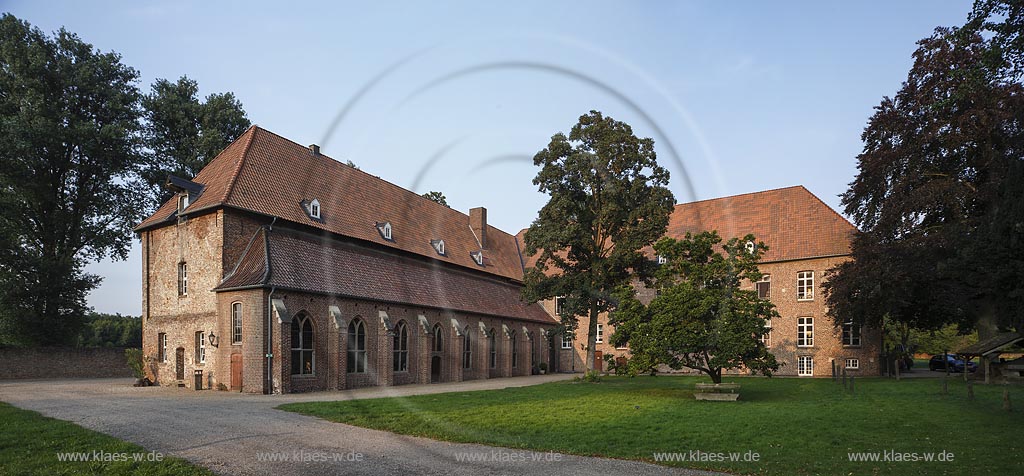 Goch, noerdlicher Klausurfluegel des Klosters Graefenthal mit blauem Himmel; Goch, northern wing of the abbey Graefenthal with blue sky.