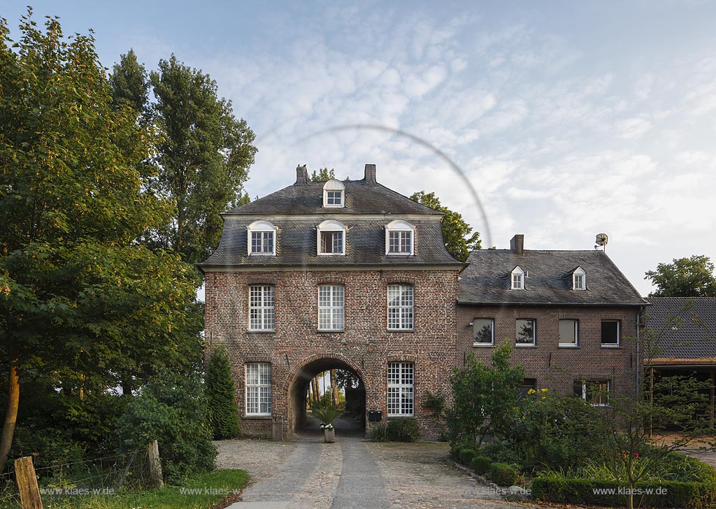 Goch, Torhaus des Klosters Graefenthal mit stimmungsvollem Wolkenhimmel; Goch, gate lodge of the abbey Graefenthal with impressive clouded sky.