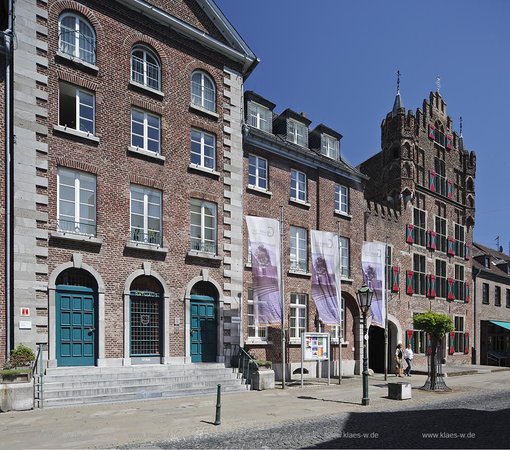 Goch, Rathaus mit Haus zu den fuenf Ringen, welches das einzige noch fast vollstaendig erhaltene Haus aus dem 16. Jahrhundert ist.