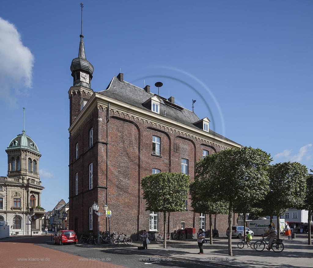 Rheinberg, Blick am Marktplatz: rechts das Alte Rathaus, Altes Rathaus, im Hintergrund das Stammhaus Underberg Goch, Rathaus mit "Underberg Palais" im Hintergrund bei blauem Himmel; Goch, town hall with "Underberg Palais" in the background with blue sky.