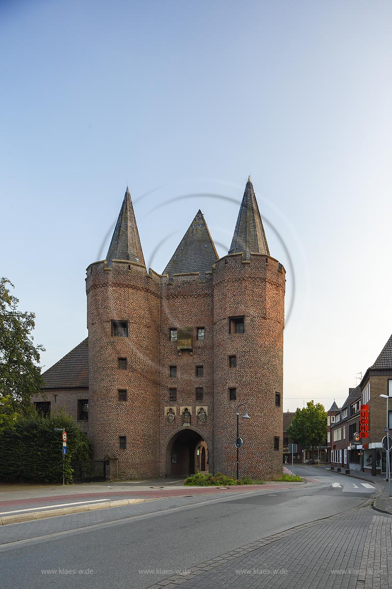 Goch, "Steintor" das letzte, von ehemals vier, erhaltene Stadttor von Goch; Goch, "Steintor" the last, of former four, received town gate of Goch.