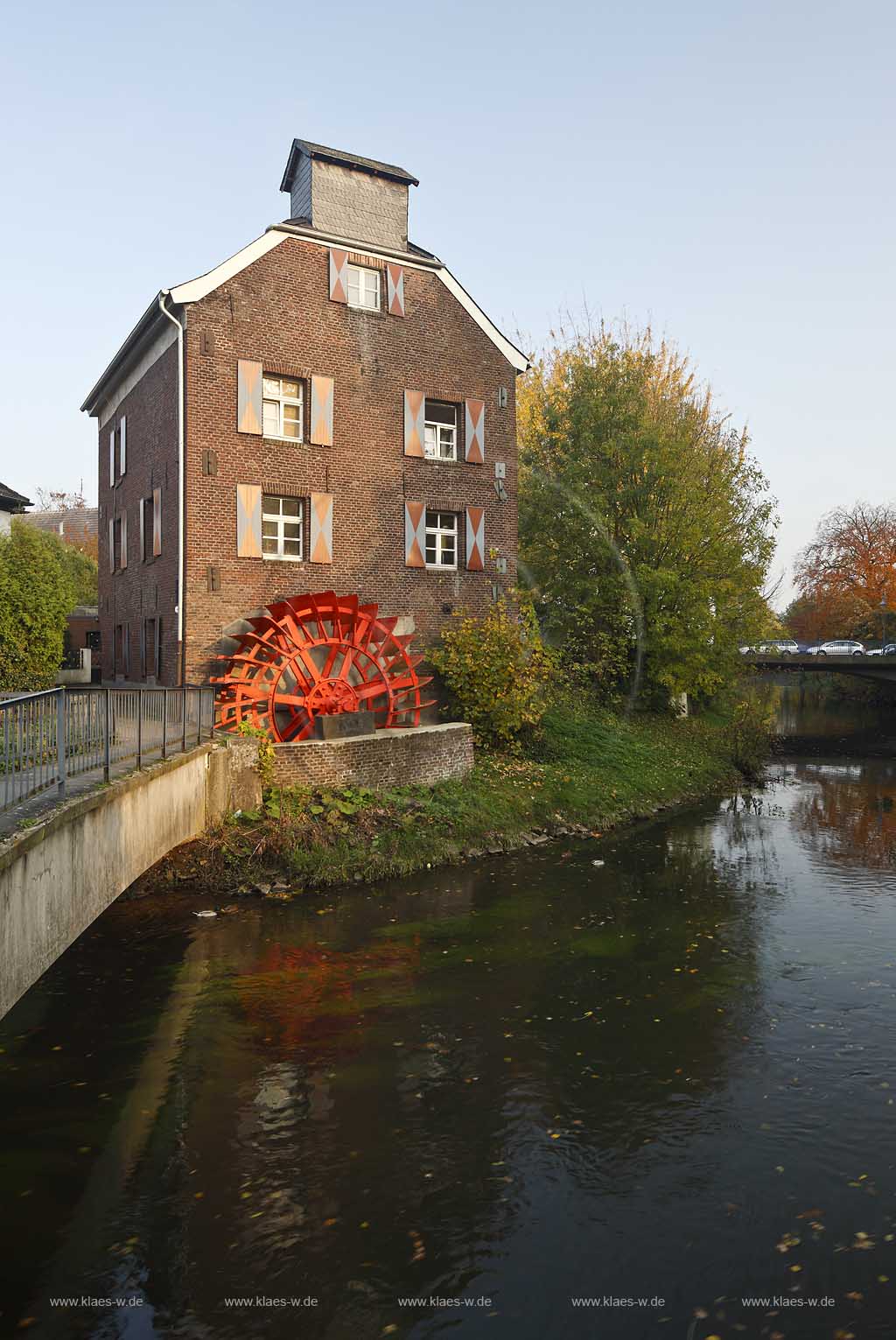 Goch, Blick auf die Susmuehle mit Wasserrad, Muehlrad, eine ehemalige Wassermuehle an der Niers; View to the historical water mill Susmuehle with the millwheel at the iers river