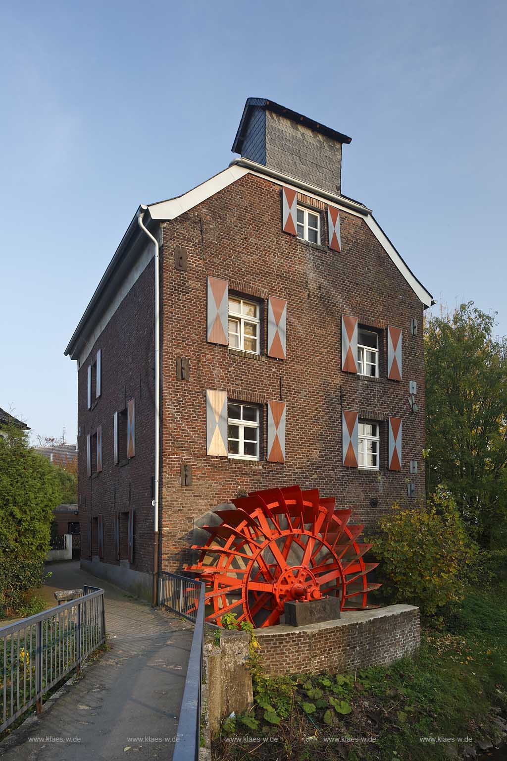 Goch, Blick auf die Susmuehle mit Wasserrad, Muehlrad, eine ehemalige Wassermuehle an der Niers; View to the historical water mill Susmuehle with the millwheel at the iers river