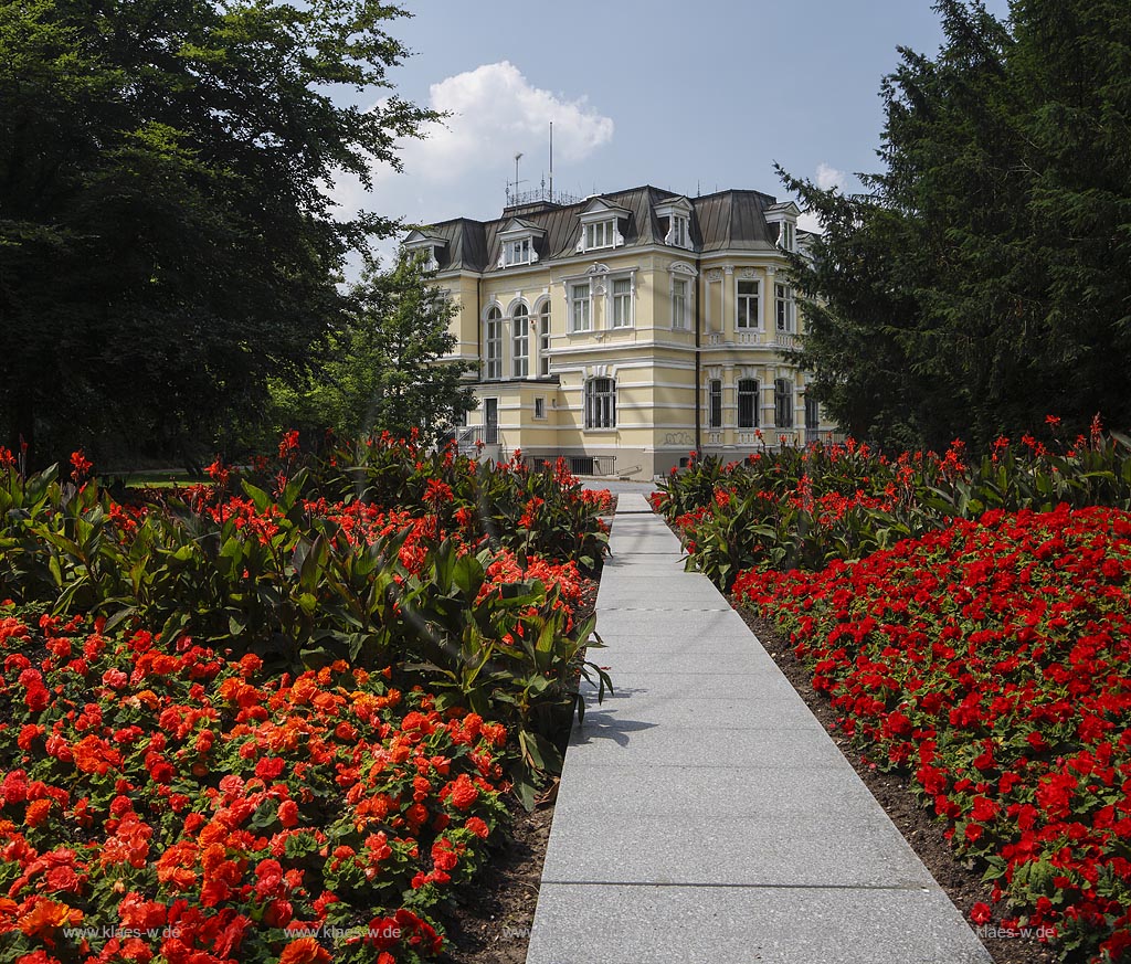 Grevenbroich, Blick durch Blumenfaecher auf Museum Villa Erckens, im Jahre 1887 errichtet; Grevenbroich, view through flowers to museum Ville Erckens, anno 1887.