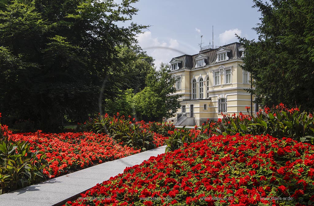 Grevenbroich, Blick durch Blumenfaecher auf Museum Villa Erckens, im Jahre 1887 errichtet; Grevenbroich, view through flowers to museum Ville Erckens, anno 1887.