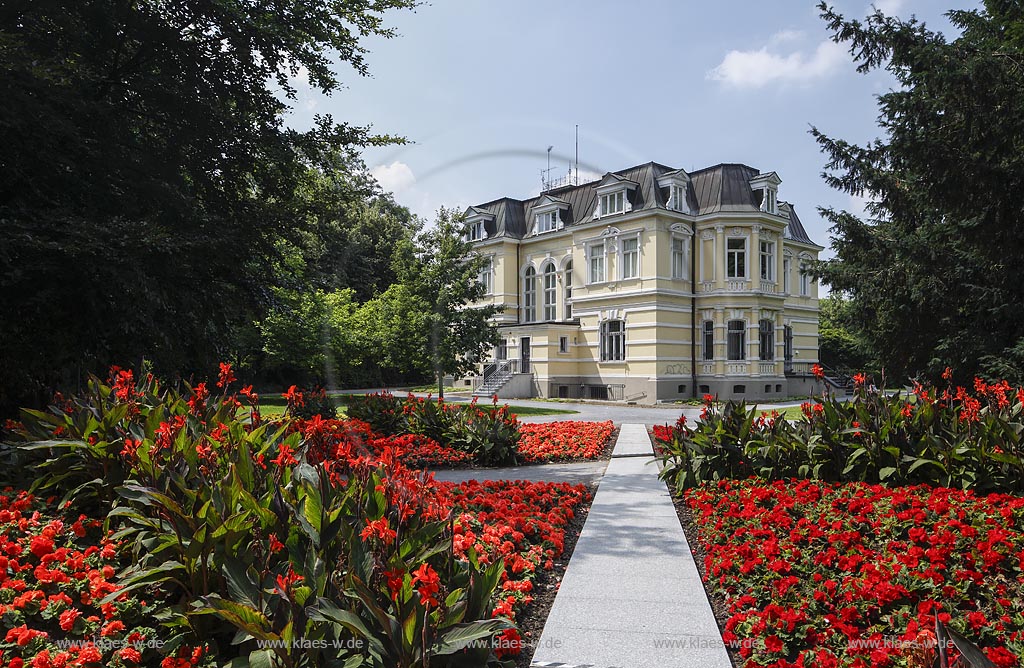 Grevenbroich, Blick durch Blumenfaecher auf Museum Villa Erckens, im Jahre 1887 errichtet; Grevenbroich, view through flowers to museum Ville Erckens, anno 1887.