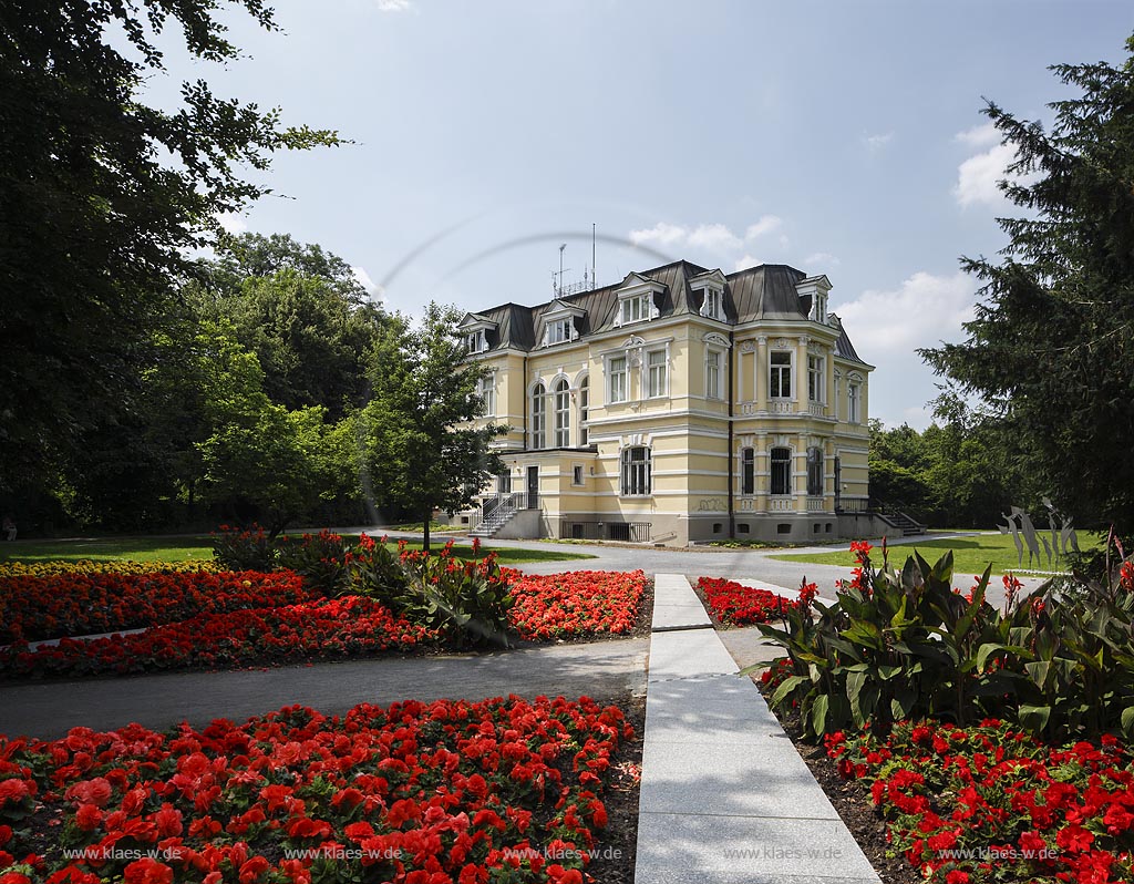 Grevenbroich, Blick durch Blumenfaecher auf Museum Villa Erckens, im Jahre 1887 errichtet; Grevenbroich, view through flowers to museum Ville Erckens, anno 1887.