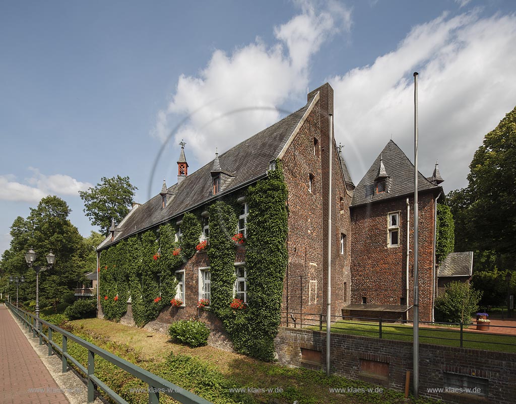 Issum, Wasserschloss Haus Issum, es wurde in der zweiten Haelfte des 16. Jahrhunderts errichtet; Issum, moated castle Haus Issum.