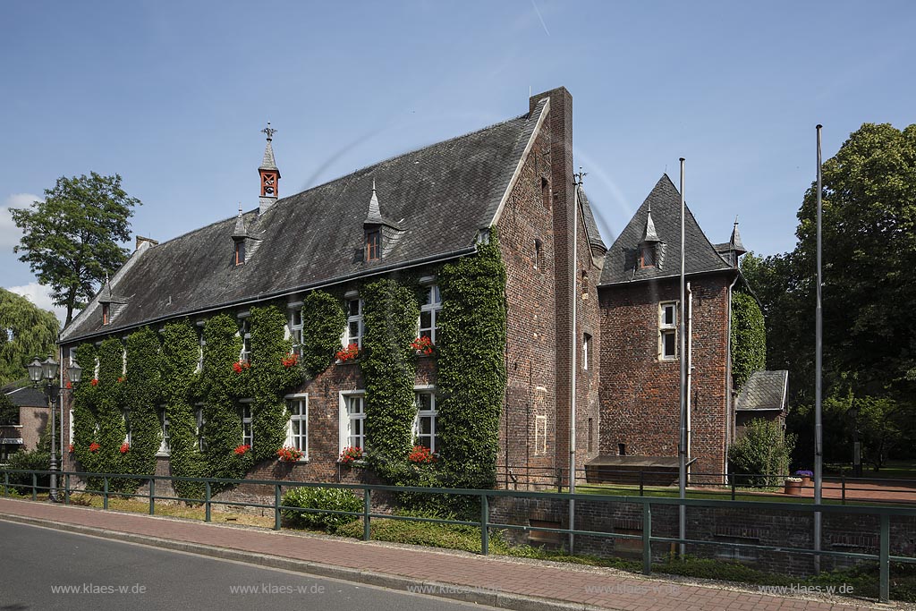 Issum, Wasserschloss Haus Issum, es wurde in der zweiten Haelfte des 16. Jahrhunderts errichtet; Issum, moated castle Haus Issum.