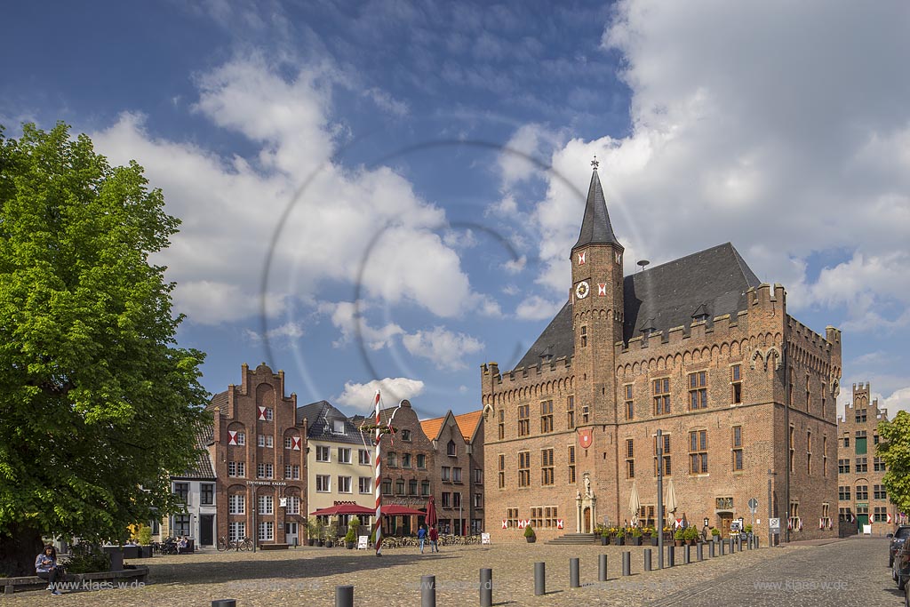 Kalkar, Marktplatz mit Rathaus und Maibaum; Kalkar, market place with town hall and maypole.