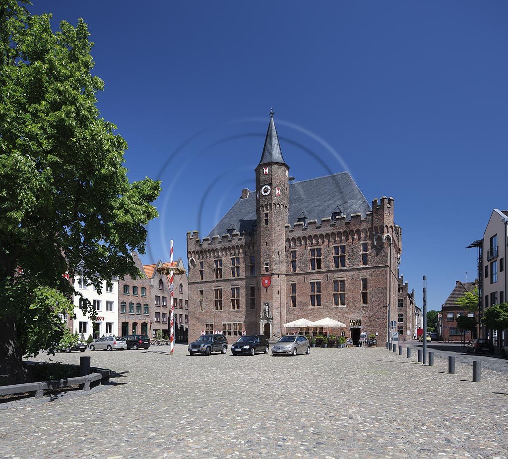 Kalkar, Marktplatz mit Rathaus; Kalkar, market place with town hall.