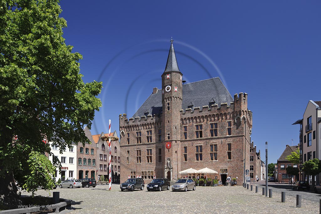 Kalkar, Marktplatz mit Rathaus; Kalkar, market place with town hall.