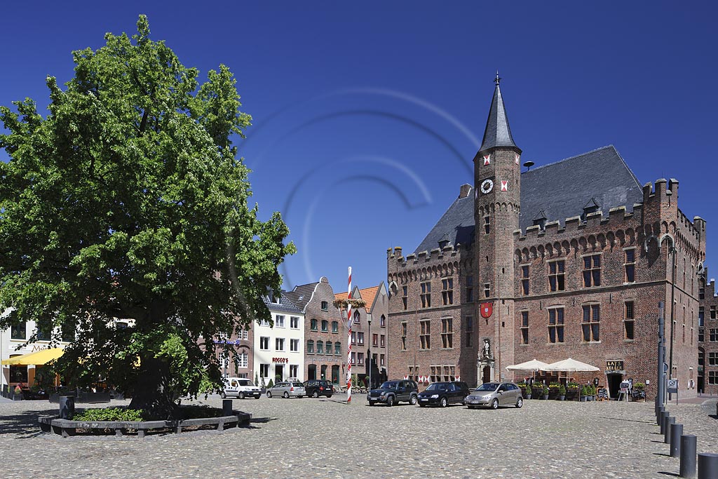 Kalkar, Marktplatz mit Rathaus; Kalkar, market place with town hall.