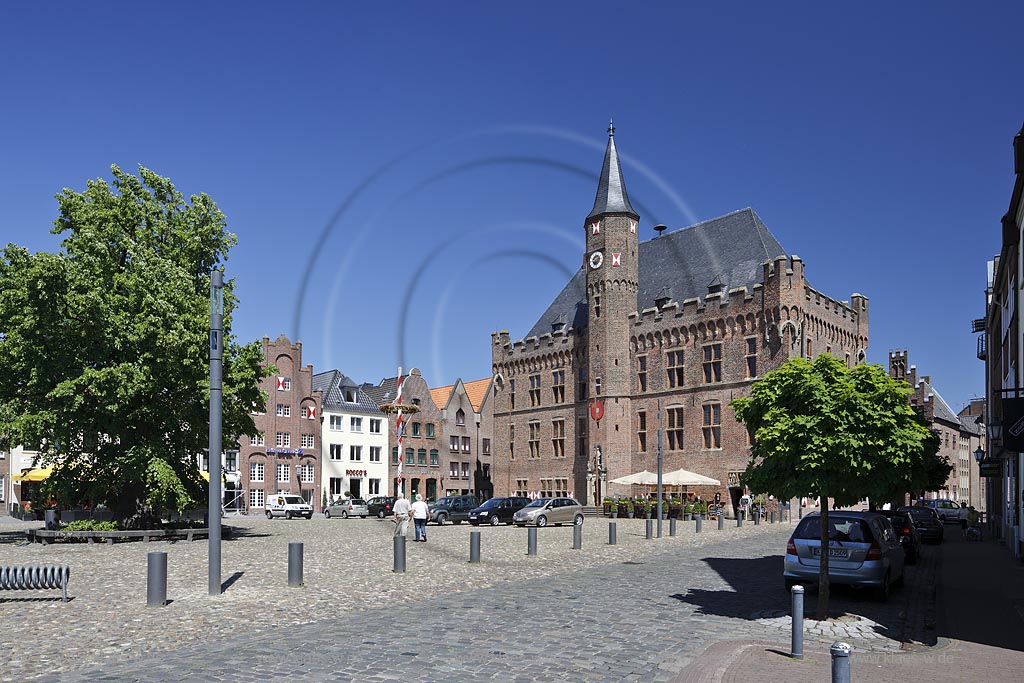 Kalkar, Marktplatz mit Rathaus; Kalkar, market place with town hall.