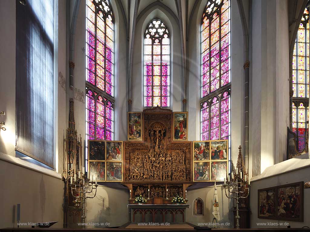 Kalkar der Hochaltar, Schitzaltar in der katholischen Kirche Sankt Nicolai Kirche. Den Auftrag fr diesen groen Fluegelaltar erteilte die Bruderschaft Unserer Lieben Frau 1488 an Meister Arnt von Zwolle. Nach dessen Tod schuf Jan van Halderen zwei Szenen der Predella (Einzug in Jerusalem, Abendmahl). Die Fertigstellung des Altares erfolgte durch Ludwig Jupan (auch Juppe aus Marburg oder Meister Loedewich genannt) im Jahre 1500. Die Flgel wurden 1506 bis 1508/09 von Jan Joest bemalt. Im geoeffneten Zustand sieht man das Leiden Christi. Das beginnt mit den Darstellungen der Predella und setzt sich im Schnitzwerk oben links mit den Szenen in Gethesemane fort. Immer wieder muss man die Bildtafeln in die Betrachtung einbeziehen. Die Darstellung schliesst auf der rechten Seite mit Auferstehung, Himmelfahrt, Pfingsten und dem Tod Mariens. Die beiden Bildtafeln ganz oben zeigen das Opfer Abrahams und Moses mit der ehernen Schlange; St. Nicolai chruch the high altar