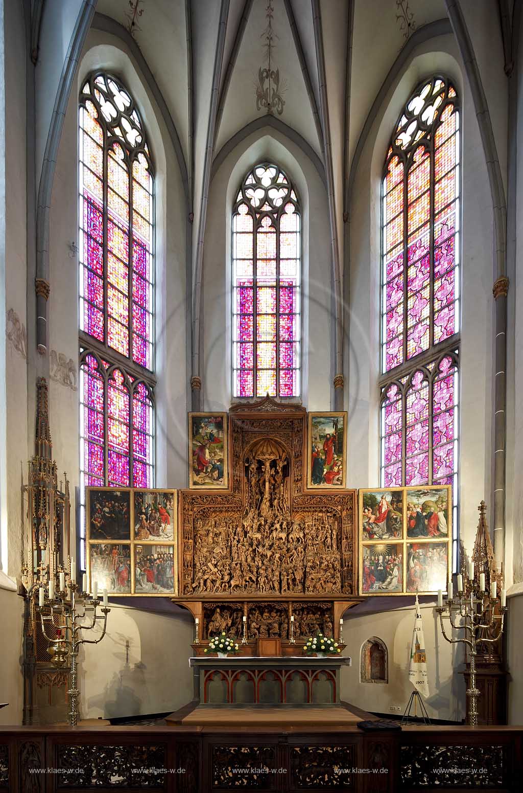 Kalkar der Hochaltar, Schitzaltar in der katholischen Kirche Sankt Nicolai Kirche. Den Auftrag fr diesen groen Fluegelaltar erteilte die Bruderschaft Unserer Lieben Frau 1488 an Meister Arnt von Zwolle. Nach dessen Tod schuf Jan van Halderen zwei Szenen der Predella (Einzug in Jerusalem, Abendmahl). Die Fertigstellung des Altares erfolgte durch Ludwig Jupan (auch Juppe aus Marburg oder Meister Loedewich genannt) im Jahre 1500. Die Flgel wurden 1506 bis 1508/09 von Jan Joest bemalt. Im geoeffneten Zustand sieht man das Leiden Christi. Das beginnt mit den Darstellungen der Predella und setzt sich im Schnitzwerk oben links mit den Szenen in Gethesemane fort. Immer wieder muss man die Bildtafeln in die Betrachtung einbeziehen. Die Darstellung schliesst auf der rechten Seite mit Auferstehung, Himmelfahrt, Pfingsten und dem Tod Mariens. Die beiden Bildtafeln ganz oben zeigen das Opfer Abrahams und Moses mit der ehernen Schlange; St. Nicolai chruch the high altar