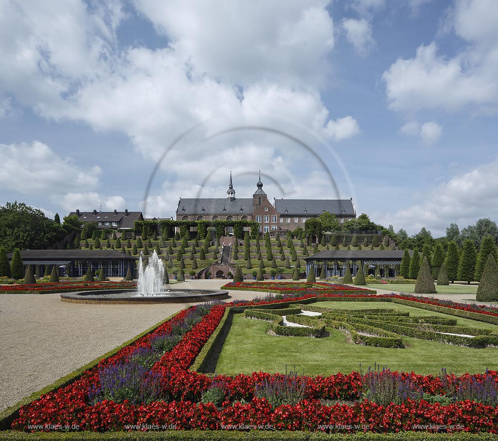 Kamp-Lintfort, Kloster Kamp, gegruendet am 31.1.1123 wurde das Kloster als Stiftung des Erzbischofes Friedrich I als erstes Zisterzienserkloster auf deutschem Boden, Blick durch den Park mit Terrassengarten von 1740 auf das Kloster; Kamp-Lintfort, abbey Kloster Kamp, grounded: 31.1.1123, view through park with terraced garden anno 1740 to the abbey.