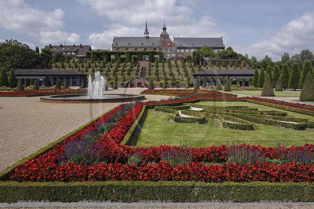 Kamp-Lintfort, Kloster Kamp, gegruendet am 31.1.1123 wurde das Kloster als Stiftung des Erzbischofes Friedrich I als erstes Zisterzienserkloster auf deutschem Boden, Blick durch den Park mit Terrassengarten von 1740 auf das Kloster; Kamp-Lintfort, abbey Kloster Kamp, grounded: 31.1.1123, view through park with terraced garden anno 1740 to the abbey.