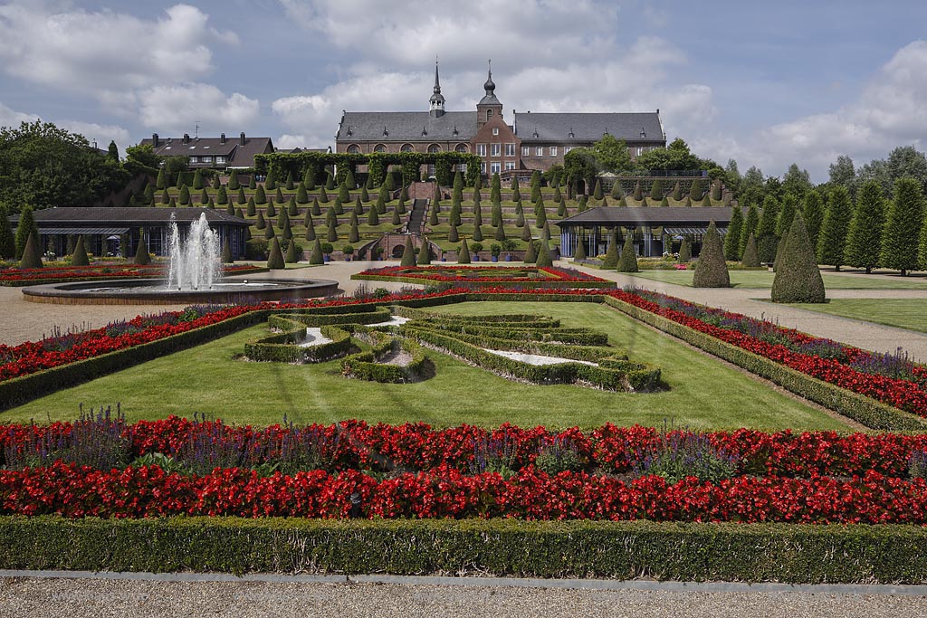 Kamp-Lintfort, Kloster Kamp, gegruendet am 31.1.1123 wurde das Kloster als Stiftung des Erzbischofes Friedrich I als erstes Zisterzienserkloster auf deutschem Boden, Blick durch den Park mit Terrassengarten von 1740 auf das Kloster; Kamp-Lintfort, abbey Kloster Kamp, grounded: 31.1.1123, view through park with terraced garden anno 1740 to the abbey.