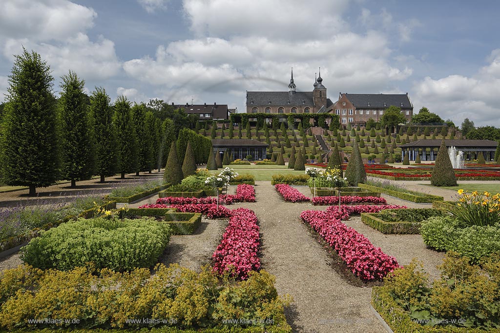 Kamp-Lintfort, Kloster Kamp, gegruendet am 31.1.1123 wurde das Kloster als Stiftung des Erzbischofes Friedrich I als erstes Zisterzienserkloster auf deutschem Boden, Blick durch den Park mit Terrassengarten von 1740 auf das Kloster; Kamp-Lintfort, abbey Kloster Kamp, grounded: 31.1.1123, view through park with terraced garden anno 1740 to the abbey.