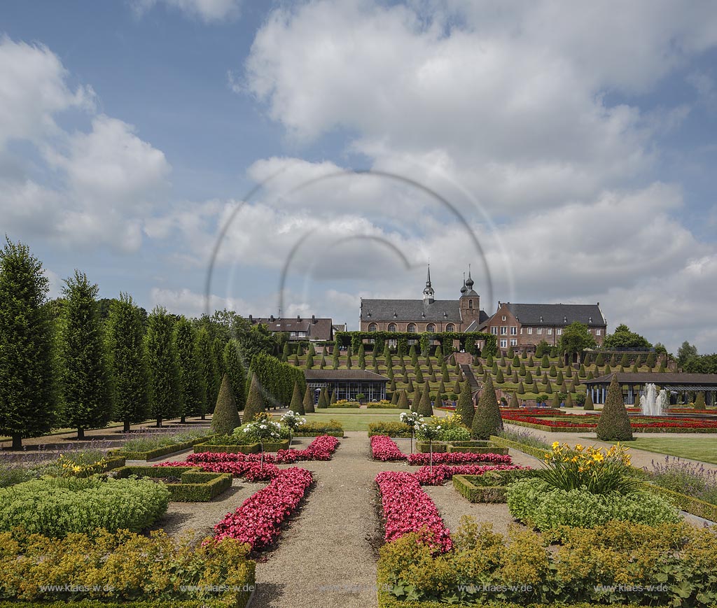 Kamp-Lintfort, Kloster Kamp, gegruendet am 31.1.1123 wurde das Kloster als Stiftung des Erzbischofes Friedrich I als erstes Zisterzienserkloster auf deutschem Boden, Blick durch den Park mit Terrassengarten von 1740 auf das Kloster; Kamp-Lintfort, abbey Kloster Kamp, grounded: 31.1.1123, view through park with terraced garden anno 1740 to the abbey.